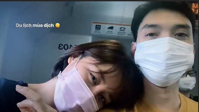 Trong dịp đầu năm mới, Văn Mai Hương và bạn trai có chuyến du lịch ở Sydney, Australia. Nữ ca sĩ dịu dàng tựa vào vai người yêu. Bộ đôi cũng không quên đeo khẩu trang, che chắn kỹ lưỡng giữa bối cảnh dịch viêm phổi cấp do virus corona bùng phát ở nhiều nước trên thế giới. Giọng ca Cầu hôn hóm hỉnh chia sẻ: "Du lịch mùa dịch".