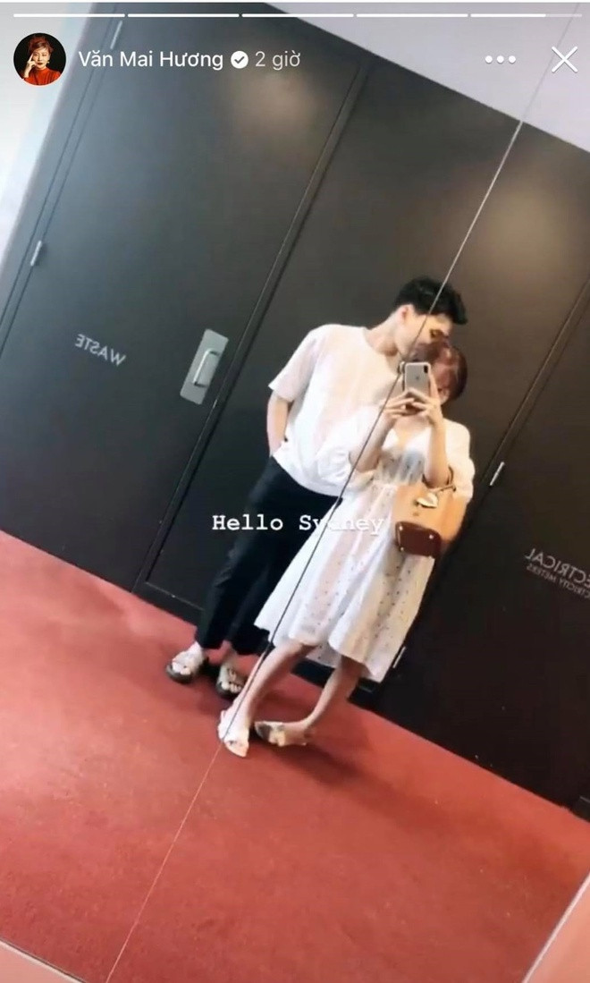 Trước đó, trên trang cá nhân, Văn Mai Hương cũng thường xuyên khoe ảnh bạn trai trong chuyến du lịch. Cô vui vẻ, rạng rỡ bên cạnh người yêu. Bạn trai giấu mặt của nữ ca sĩ hôn nhẹ vào tóc giọng ca 9X. Cả hai thể hiện những cử chỉ âu yếm, tình cảm dành cho nhau. Có thể thấy, Văn Mai Hương đã lấy lại được tinh thần sau cú sốc vì sự cố hack camera tại nhà riêng.