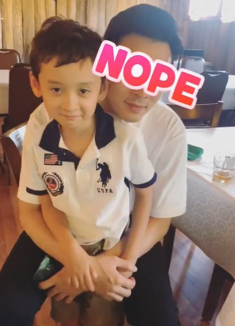 Trong chuyến du lịch, bạn trai Văn Mai Hương vui vẻ, đùa giỡn với những đứa trẻ.