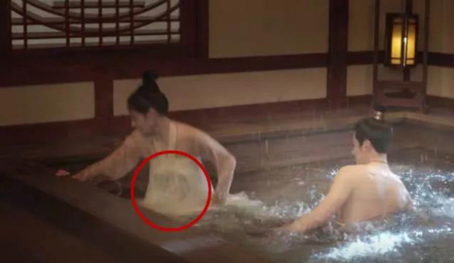 Chỉ vừa mới bước ra từ hồ nước còn bị ướt nhẹp, nhưng...