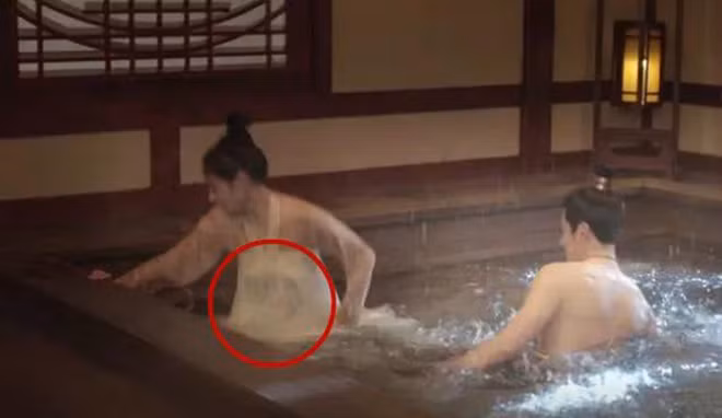 Chỉ vừa mới bước ra từ hồ nước còn bị ướt nhẹp, nhưng...