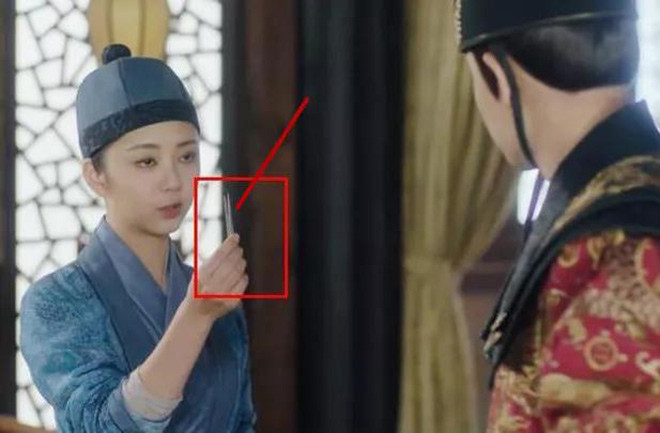 Chiếc nhíp của nhân vật dùng bằng kim loại, không phù hợp với thực tế bối cảnh của phim vì khi đó, vật dụng này chỉ làm bằng gỗ.