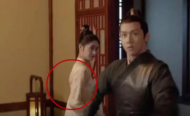 ... trang phục của nữ diễn viên đã khô ngay ở cảnh quay sau.