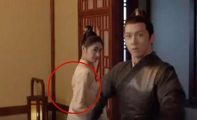 ... trang phục của nữ diễn viên đã khô ngay ở cảnh quay sau.