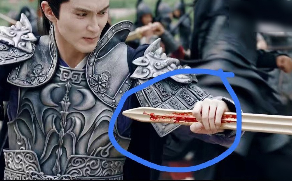 Đạo cụ đao kiếm trong "Tam sinh tam thế chẩm thượng thư" bị khán giả chê "như đồ chơi của trẻ con".