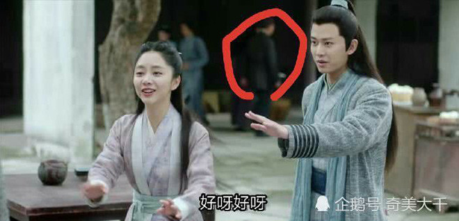 Một người mặc trang phục hiện đại bỗng lọt vào khung hình khi phim lấy bối cảnh thời xưa.