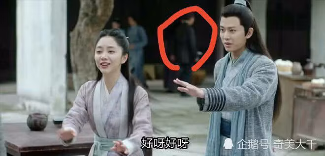 Một người mặc trang phục hiện đại bỗng lọt vào khung hình khi phim lấy bối cảnh thời xưa.