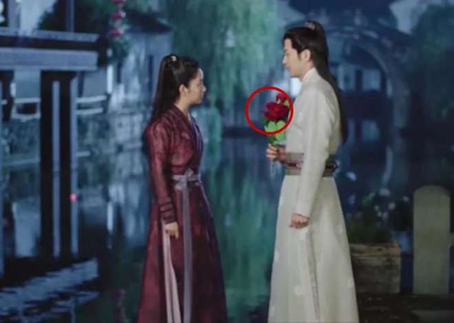 Không những bị chê về việc dùng kỹ xảo nghèo nàn, đoàn phim "Cẩm y chi hạ" còn nghèo nàn trong việc dựng bối cảnh. Ở cảnh quay này, nam diễn viên tặng hoa nhưng lại là hoa giả.
