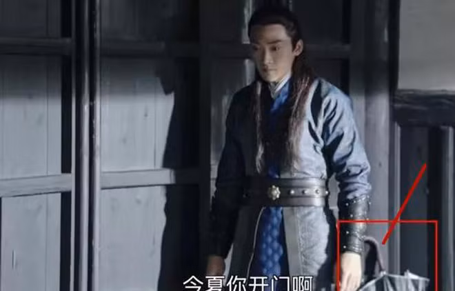 Một chiếc ô hiện đại vô tình lọt vào khung hình của phim "Cẩm y chi hạ".