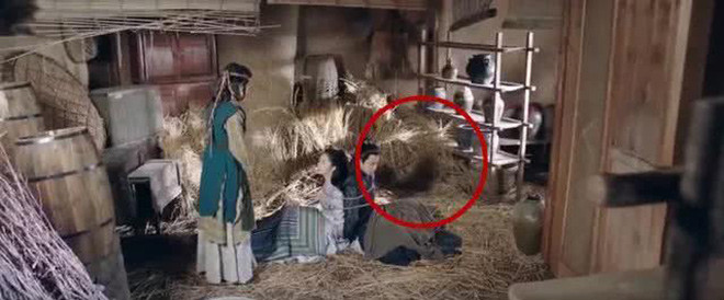 Tuy nhiên, không thể không nhắc đến những lỗi sai khiến người xem phì cười vì khâu bối cảnh. Ở cảnhquay này, các vật dụng phía sau của hai nhân vật bị thay đổi chỉ trong tích tắc.