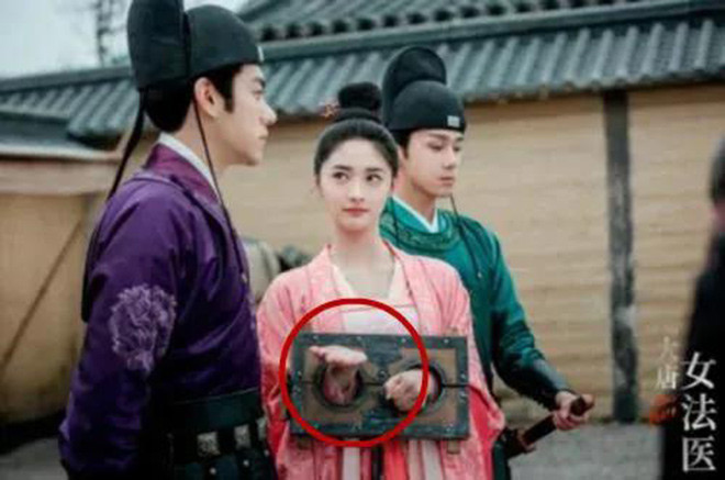 Trong phim "Đại Đường nữ pháp y", chi tiết chiếc gông khoá có lỗ quá lớn so với bàn tay của nữ diễn viên khiến người xem dễ dàng nhận ra sơ hở này.