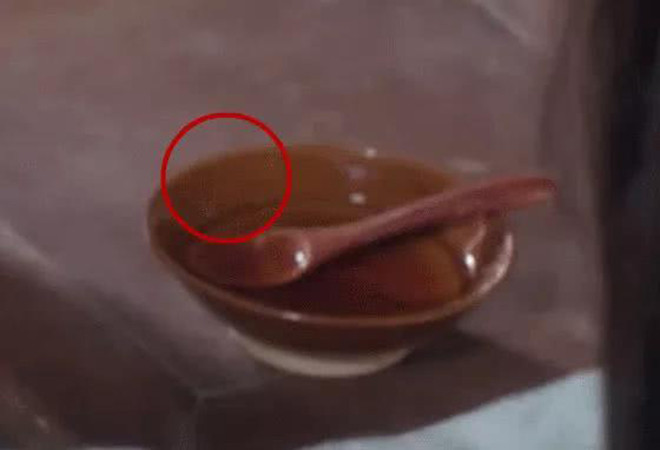 Mặc dù nhân vật trong phim đã uống hết thuốc nhưng cảnh quay này lại cho thấy thuốc vẫn còn trong bát.