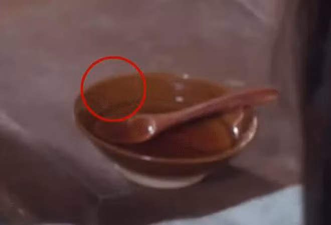 Mặc dù nhân vật trong phim đã uống hết thuốc nhưng cảnh quay này lại cho thấy thuốc vẫn còn trong bát.