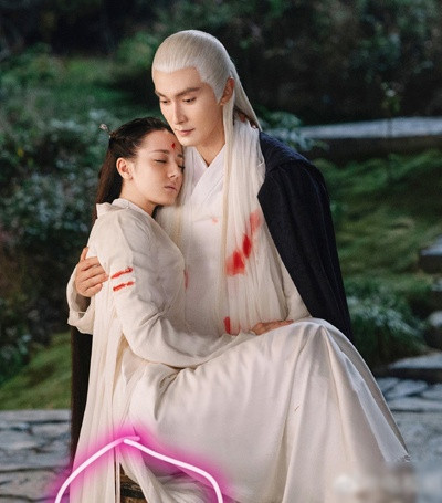 Trong "Tam sinh tam thế chẩm thượng thư", cảnh Địch Lệ Nhiệt Ba được bế thực chất là nữ diễn viên ngồi trên ghế. Sơ suất này đã bị lộ khi lên hình.