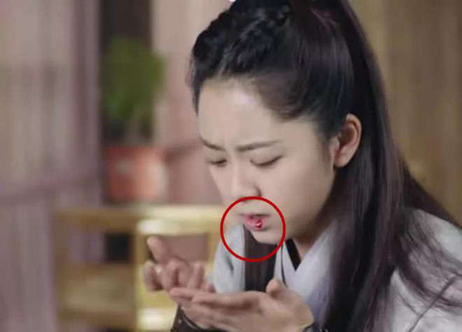 Vết xước đỏ trên môi bỗng chốc biến mất không dấu vết là lỗi sai thuộc về logic.