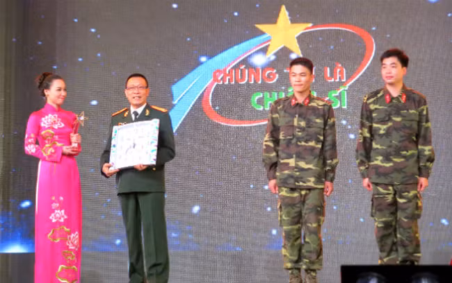 MC Minh Hà có thời gian dẫn một vài số đặc biệt của “Chúng tôi là chiến sĩ”. Trong chương trình phát sóng vào ngày đặc biệt – Lễ tình nhân 14/2/2014, nhà báo Lại Văn Sâm dẫn cùng MC Minh Hà. Không chỉ là một MC, Minh Hà còn là diễn viên truyền hình của nhiều tác phẩm nổi tiếng như Phía cuối cầu vồng, Hôn nhân trong ngõ hẹp, Mặt nạ da người… Cô được yêu mến trong chương trình Café sáng của đài truyền hình.