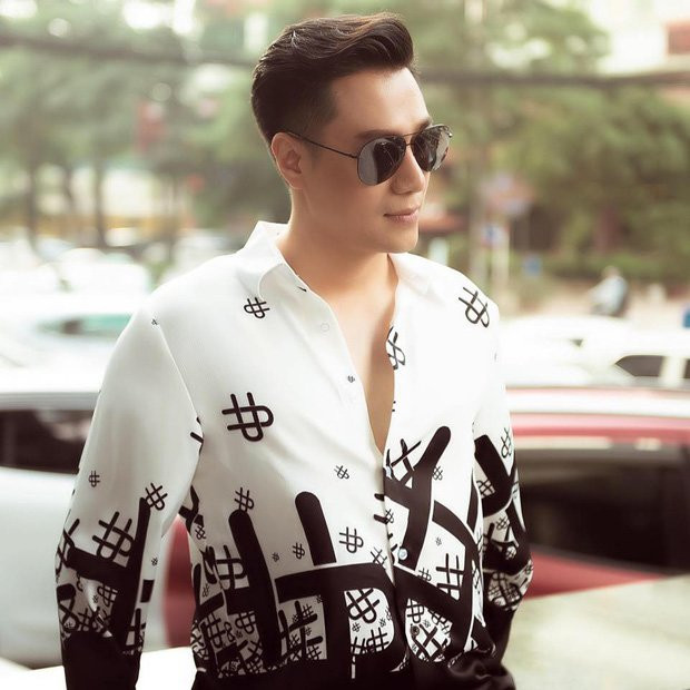 Với gương mặt điển trai, hào hoa, Việt Anh khiến công chúng ngỡ ngàng khi anh quyết định “dao kéo” thẩm mỹ trong năm 2019, vào thời điểm sau khi ly hôn lần hai. Việt Anh đám cưới lần một vào đầu năm 2007 và ly dị vào đầu năm 2010. Tới năm 2016, anh đăng ký kết hôn với Trần Hương nhưng đến năm 2019 quyết định chia tay.