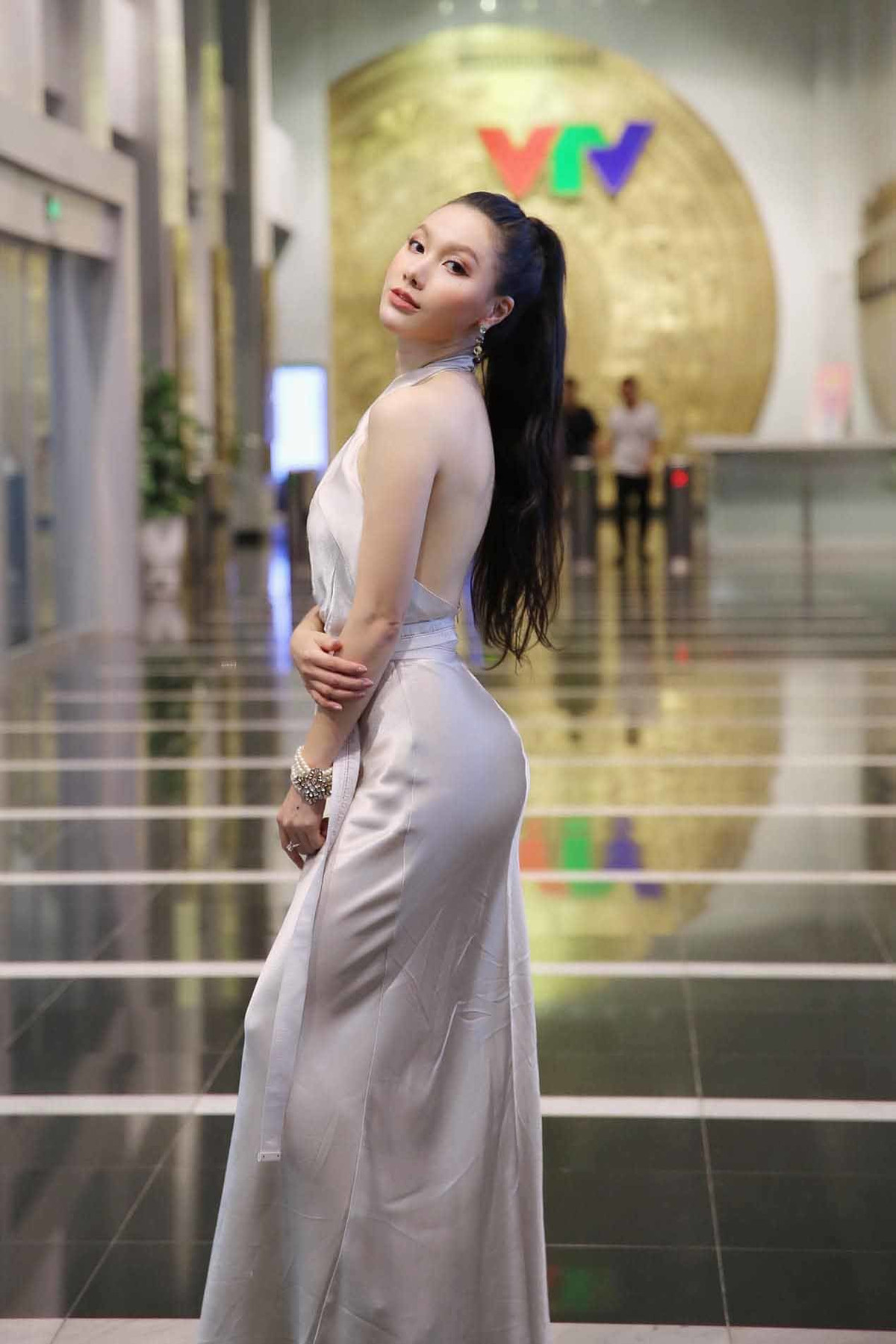 Ngoài đời thường, Minh Hà kín đáo trong chuyện đời tư. Ở tuổi ngoài 30, Minh Hà là người phụ nữ thành đạt, tự tin cả về nhan sắc lẫn sự nghiệp. Cô sở hữu vòng eo con kiến, thân hình gợi cảm, nhất là vòng một sexy để thoải mái diện những bộ váy khoe thềm ngực, tôn vóc dáng.