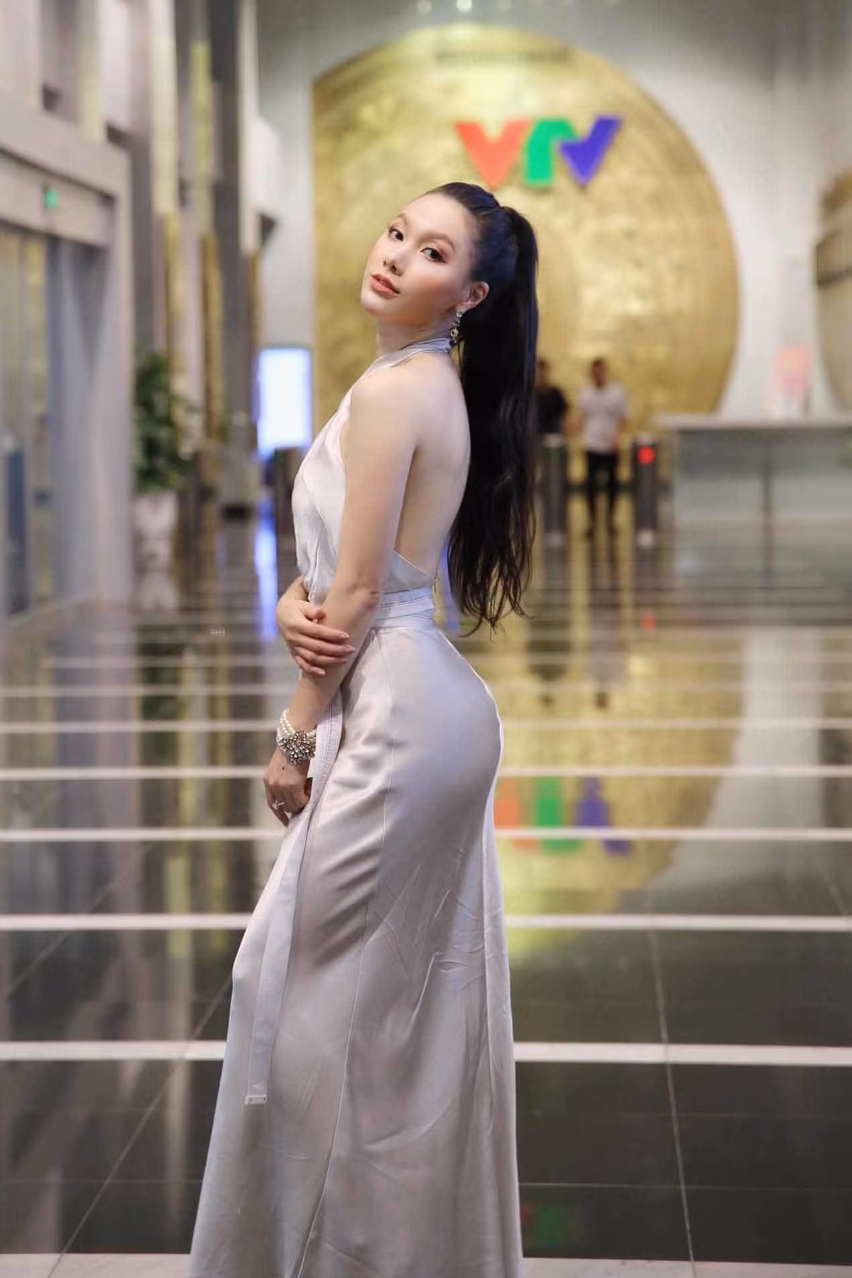 Ngoài đời thường, Minh Hà kín đáo trong chuyện đời tư. Ở tuổi ngoài 30, Minh Hà là người phụ nữ thành đạt, tự tin cả về nhan sắc lẫn sự nghiệp. Cô sở hữu vòng eo con kiến, thân hình gợi cảm, nhất là vòng một sexy để thoải mái diện những bộ váy khoe thềm ngực, tôn vóc dáng.