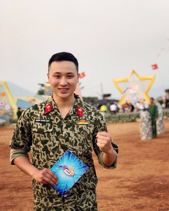 MC Đặng Quốc Duy dẫn cùng Hoàng Linh từ năm 2018. Anh có lợi thế chiều cao 1m75, vóc dáng khỏe khoắn và lăn xả trên thao trường của “Chúng tôi là chiến sĩ”. Chia sẻ về nghề MC, Quốc Duy kể: “Tôi sinh ra trong một gia đình không có ai theo nghệ thuật nhưng không hiểu sao từ bé tôi đã thích các môn nghệ thuật thứ như ca hát, đóng phim và tất nhiên là cũng mơ ước sau này được nổi tiếng. Càng lớn thì đam mê với nghệ thuật của tôi lại càng nhiều, nhưng thú thật điều đầu tiên khiến tôi yêu thích truyền hình, đó là những bộ phim với ước mơ đầu tiên cũng là được đóng phim, nhưng duyên số thế nào tôi lại gắn bó với nghề dẫn chương trình”.