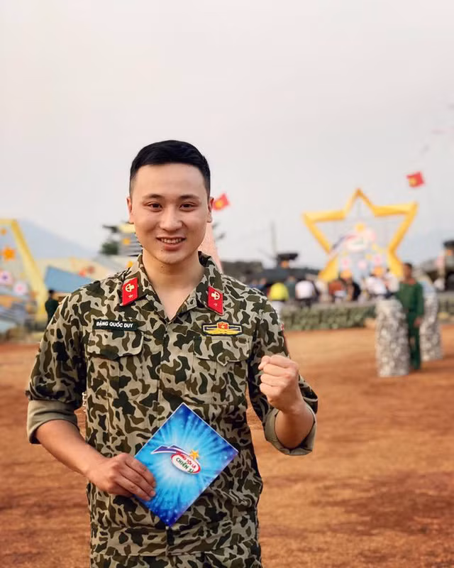 MC Đặng Quốc Duy dẫn cùng Hoàng Linh từ năm 2018. Anh có lợi thế chiều cao 1m75, vóc dáng khỏe khoắn và lăn xả trên thao trường của “Chúng tôi là chiến sĩ”. Chia sẻ về nghề MC, Quốc Duy kể: “Tôi sinh ra trong một gia đình không có ai theo nghệ thuật nhưng không hiểu sao từ bé tôi đã thích các môn nghệ thuật thứ như ca hát, đóng phim và tất nhiên là cũng mơ ước sau này được nổi tiếng. Càng lớn thì đam mê với nghệ thuật của tôi lại càng nhiều, nhưng thú thật điều đầu tiên khiến tôi yêu thích truyền hình, đó là những bộ phim với ước mơ đầu tiên cũng là được đóng phim, nhưng duyên số thế nào tôi lại gắn bó với nghề dẫn chương trình”.