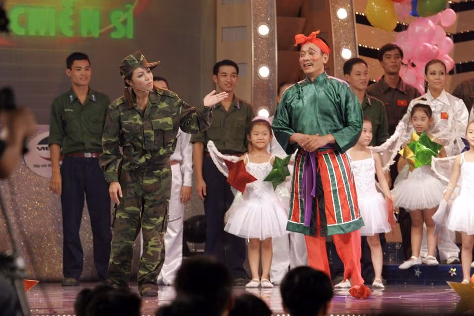 Ngày đầu làm MC Chúng tôi là chiến sĩ, Hoàng Linh khi đó mới 21 tuổi. Sự vui nhộn, trẻ trung của hai MC đã khuấy động sân khấu khiến người xem cũng như trẻ lại với tình yêu chiến sĩ. Trong những kỷ niệm kể lại, Hoàng Linh nhớ nhất “nụ hôn đặc biệt” của một… nữ chiến sĩ. Đó là khi ghi hình xong, bỗng một nữ chiến sĩ lên sân khấu bày tỏ muốn được hôn người dẫn chương trình. Lúc ấy, Hoàng Linh nghĩ, nữ chiến sĩ muốn hôn MC, nhà báo Lại Văn Sâm. Vì thế, Hoàng Linh nói - “Xin mời bạn. Mời bạn cứ tự nhiên!”. Tuy nhiên, nữ chiến sĩ lại quay sang ôm hôn Hoàng Linh, khiến nữ MC bất ngờ.