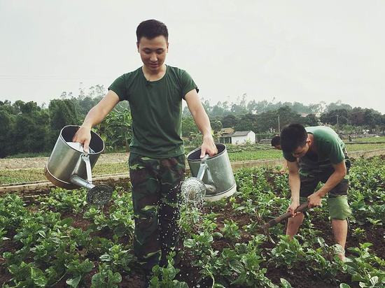 Nói về chàng MC điển trai này, ít ai ngờ rằng Quốc Duy từng trải qua tuổi trẻ với đủ các nghề kiếm sống từ bưng bê phục vụ quán café đến nhân viên bán quần áo, vác loa đài từ sáng đến tối kiếm được 200 nghìn đồng. Quốc Duy coi đó là quãng thời gian anh tích lũy được nhiều trải nghiệm. Năm 2013, anh lần đầu bén duyên với truyền hình và gắn bó tới nay.