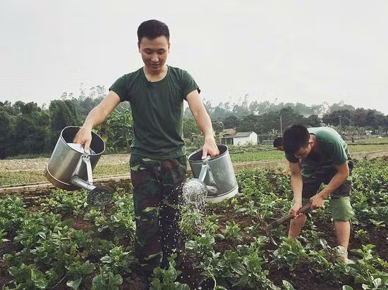 Nói về chàng MC điển trai này, ít ai ngờ rằng Quốc Duy từng trải qua tuổi trẻ với đủ các nghề kiếm sống từ bưng bê phục vụ quán café đến nhân viên bán quần áo, vác loa đài từ sáng đến tối kiếm được 200 nghìn đồng. Quốc Duy coi đó là quãng thời gian anh tích lũy được nhiều trải nghiệm. Năm 2013, anh lần đầu bén duyên với truyền hình và gắn bó tới nay.