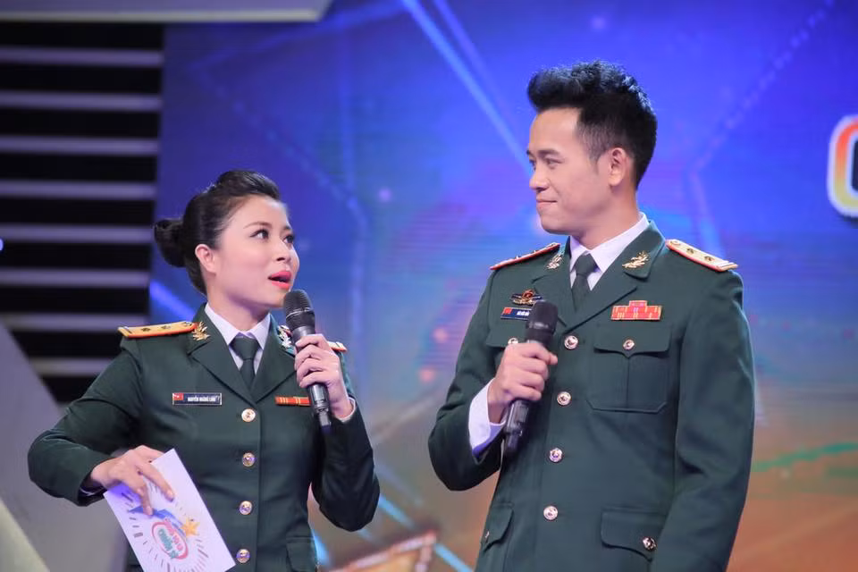 MC Đức Bảo đồng hành cùng Hoàng Linh từ năm 2016, tạo nên dấu ấn khó quên với khán giả chương trình “Chúng tôi là chiến sĩ”. Sinh năm 1987, Đức Bảo từng giành giải Én Vàng năm 2013. Anh tham gia dẫn nhiều chương trình như Café sáng, Bản thiết kế đời sống, Chiếc nón kỳ diệu… Ngoài ra anh còn dẫn trong các sự kiện lớn như MAMA 2017, Hoa hậu Hoàn Vũ, Hoa hậu Việt Nam...