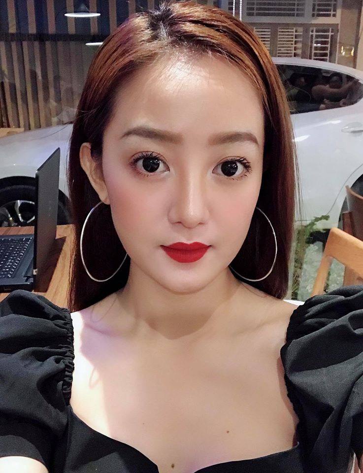 Vẻ gợi cảm của thành viên Mắt Ngọc bị đồn yêu Liên Bỉnh Phát Ve goi cam cua thanh vien Mat Ngoc bi don yeu Lien Binh Phat