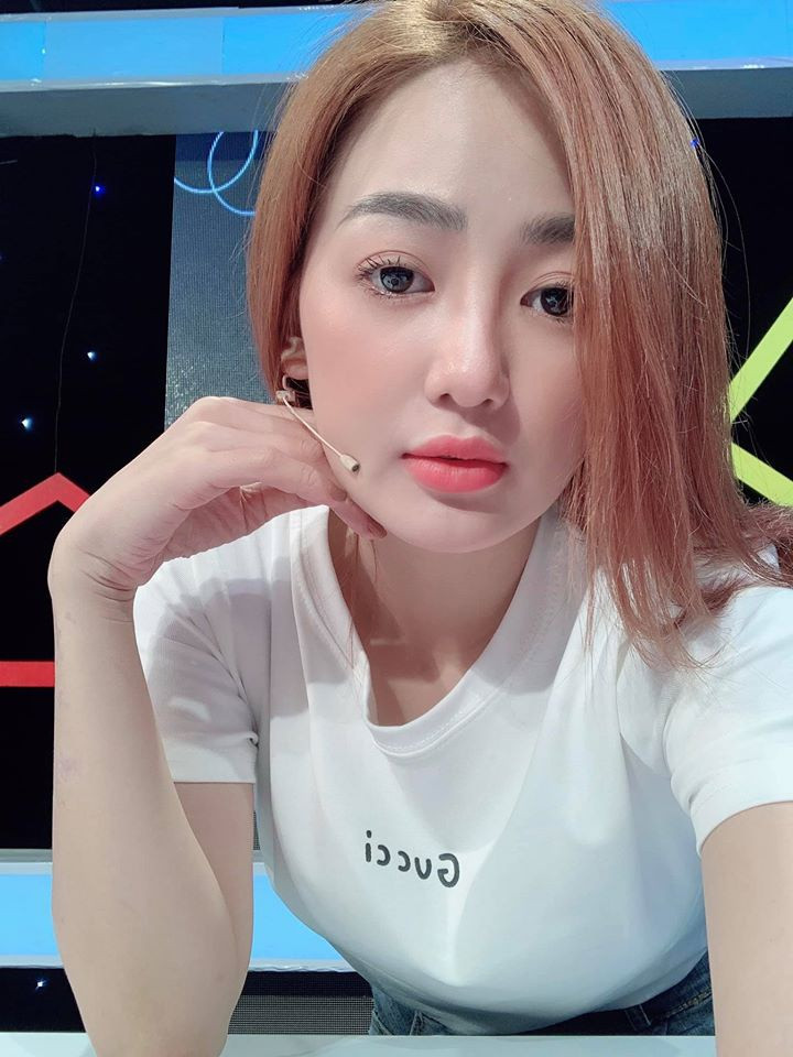 Đời thường, nữ ca sĩ chỉ sử dụng son hồng và chuốt mascara, giúp cô được khen trẻ trung, tươi tắn. Ảnh: FBNV.