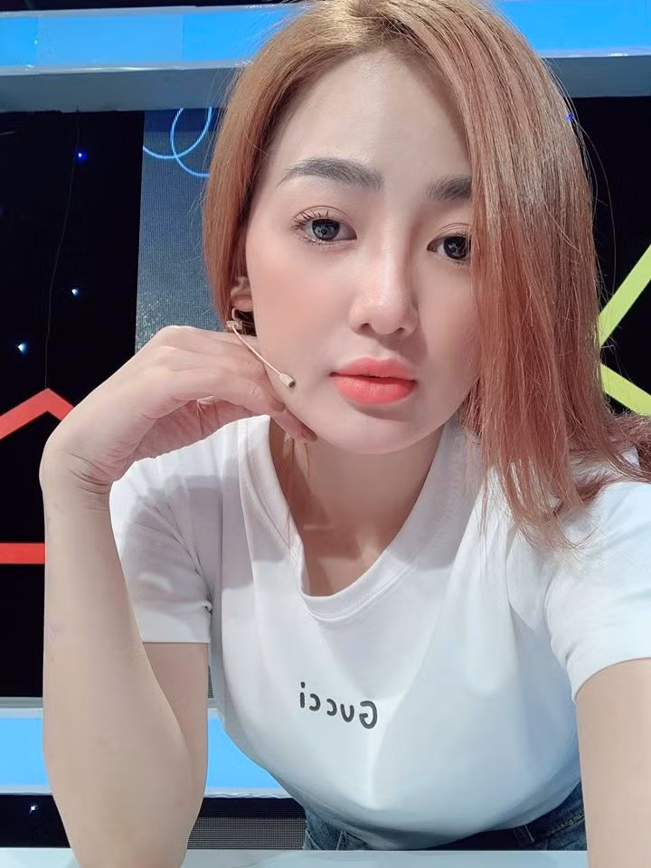 Đời thường, nữ ca sĩ chỉ sử dụng son hồng và chuốt mascara, giúp cô được khen trẻ trung, tươi tắn. Ảnh: FBNV.