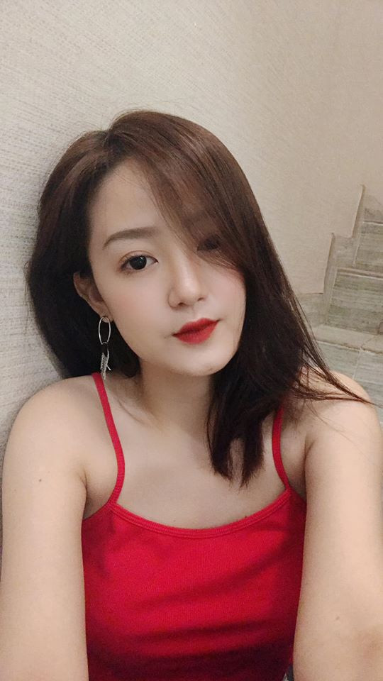 Trái với ngoại hình dễ thương, giọng ca 9X theo đuổi phong cách quyến rũ. Năm 2016, cô tiết lộ từng bị phản đối gia nhập Mắt Ngọc vì vẻ ngoài gợi cảm.