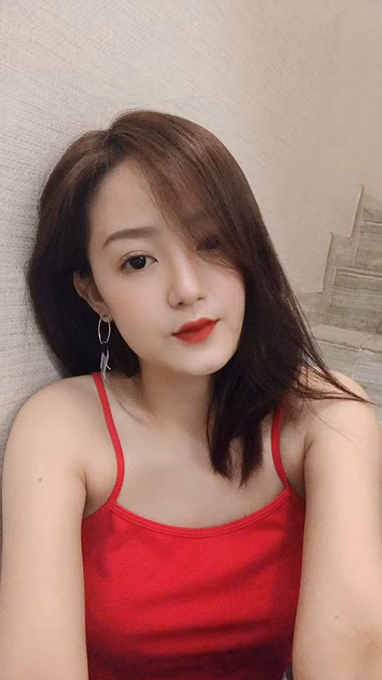 Trái với ngoại hình dễ thương, giọng ca 9X theo đuổi phong cách quyến rũ. Năm 2016, cô tiết lộ từng bị phản đối gia nhập Mắt Ngọc vì vẻ ngoài gợi cảm.