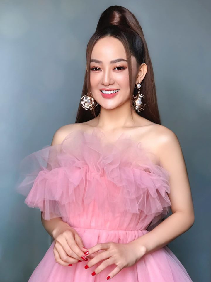 Ngoài biệt danh "bản sao Jang Nara", nhiều ý kiến cho rằng Ngọc Kayla còn giống nữ diễn viên Trung Quốc Triệu Lệ Dĩnh. Cả hai đều có khuôn mặt bầu bĩnh và đôi mắt to tròn. Ảnh: FBNV.