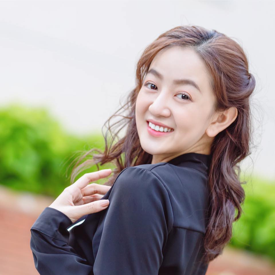 Khi xuất hiện trên sân khấu, Ngọc Kayla thường trang điểm theo phong cách Tây với mắt kẻ dày, phấn khối đậm và son môi màu nude. Lối trang điểm trên khiến cô già dặn hơn tuổi thật.