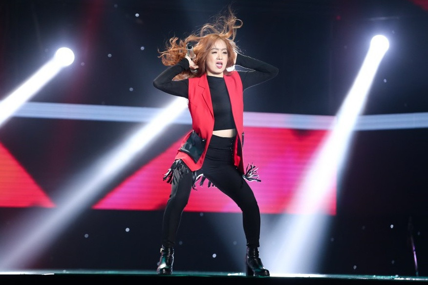 Tại The Voice 2017, nữ ca sĩ 29 tuổi nhận được sự chú ý nhờ vẻ ngoài nóng bỏng và vũ đạo điêu luyện. Cô chọn về đội Đông Nhi nhưng không tiến sâu trong cuộc thi. Ảnh: Windy.