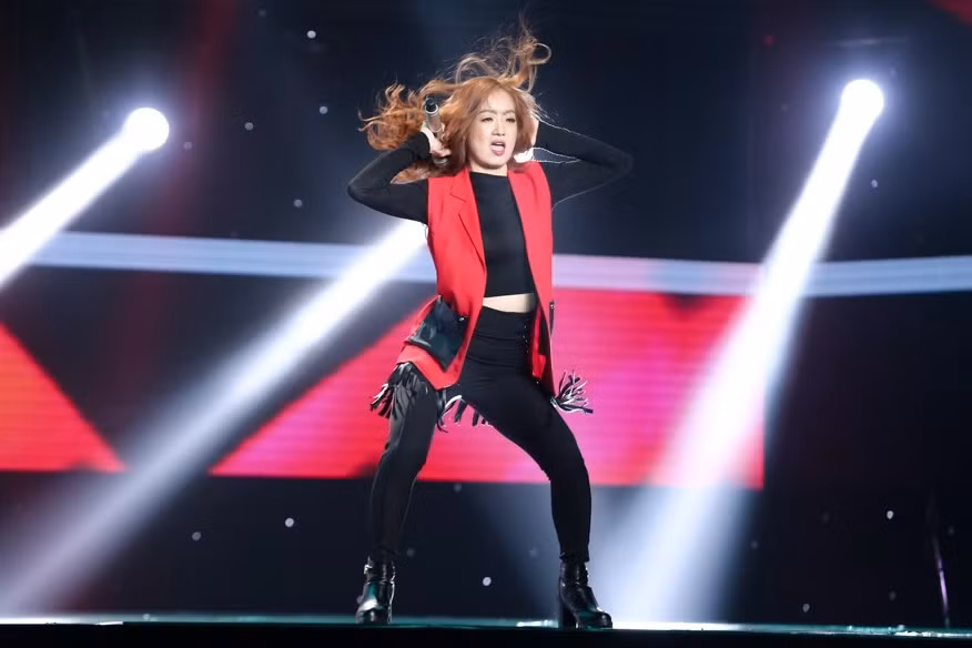 Tại The Voice 2017, nữ ca sĩ 29 tuổi nhận được sự chú ý nhờ vẻ ngoài nóng bỏng và vũ đạo điêu luyện. Cô chọn về đội Đông Nhi nhưng không tiến sâu trong cuộc thi. Ảnh: Windy.