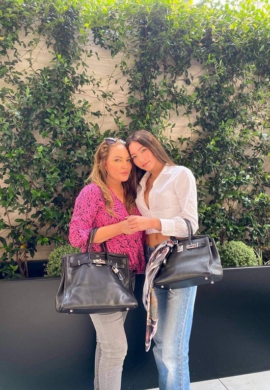 Danh ca Thanh Hà đăng ảnh chụp cùng con gái Isabella Quỳnh Tiên nhân dịp cô nàng đón tuổi 21.