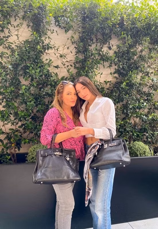 Danh ca Thanh Hà đăng ảnh chụp cùng con gái Isabella Quỳnh Tiên nhân dịp cô nàng đón tuổi 21.