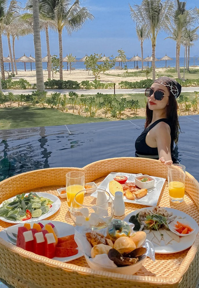 Băng Di có buổi nghỉ dưỡng tại một resort ven biển. Cô vừa ngâm mình trong bể bơi, vừa thưởng thức bữa ăn sáng sang chảnh.