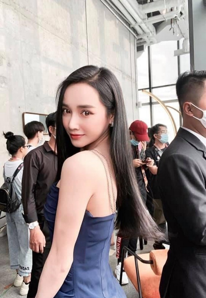 "Gái một con" Nhã Phương khoe vai trần gợi cảm hút mắt Tấm ảnh mới do Nhã Phương đăng tải nhận được hơn 100 nghìn lượt thích cùng nhiều bình luận khen ngợi.