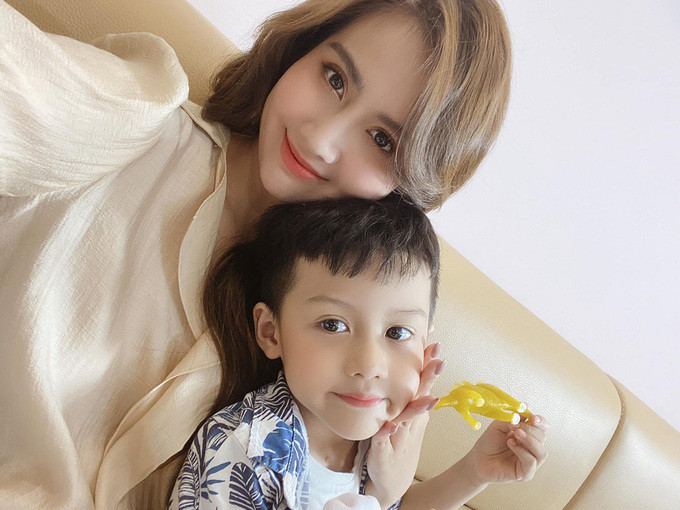 Huyền Lizzie selfie cùng cậu con trai. Nữ diễn viên tự hào vì được mọi người khen con trai đáng yêu, giống mẹ như "hai giọt nước".
