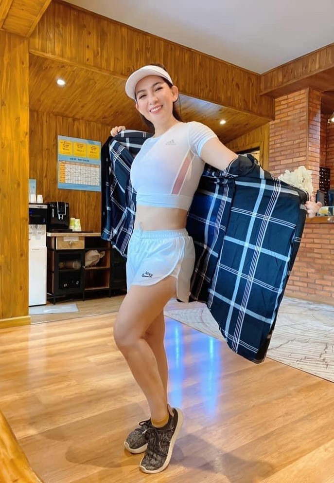 Sao Việt 17/9: Trên trang cá nhân, Phi Nhung đăng tải loạt ảnh chăm chỉ tập luyện thể thao.