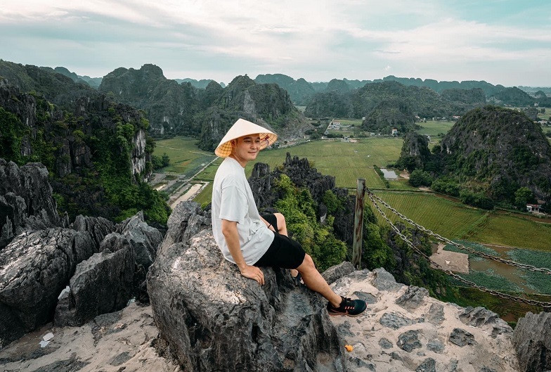 Quang Vinh có chuyến khám phá thiên nhiên tại tỉnh Ninh Bình. Nam ca sĩ thời gian qua xây dựng hình ảnh một vlogger du lịch trên mạng xã hội.