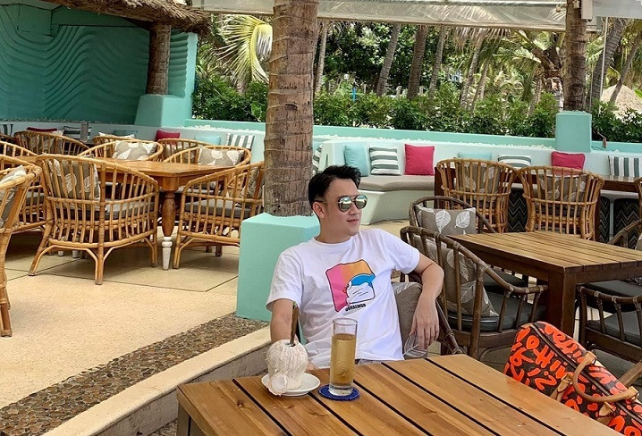 Dương Triệu Vũ cảm thấy bình yên khi ngồi trước cảnh thiên nhiên trong lành. "Trời xanh, mây trắng, biển dịu dàng, gió hiu hiu... ăn sáng", nam ca sĩ viết.