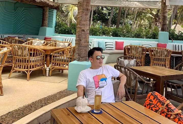 Dương Triệu Vũ cảm thấy bình yên khi ngồi trước cảnh thiên nhiên trong lành. "Trời xanh, mây trắng, biển dịu dàng, gió hiu hiu... ăn sáng", nam ca sĩ viết.