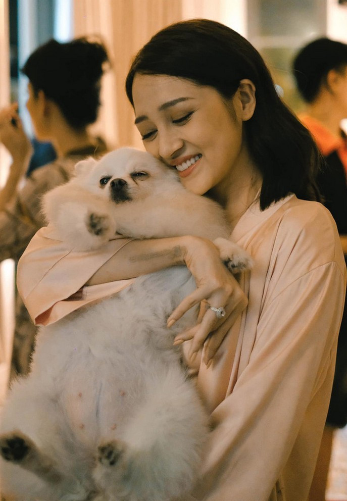 Bảo Anh chơi đùa cùng cún cưng bên trong hậu trường quay quảng cáo.