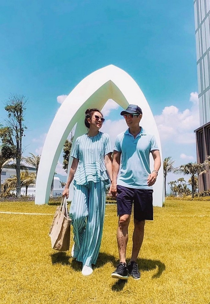 Lý Hải - Minh Hà hâm nóng tình cảm vợ chồng với chuyến du lịch riêng. Cả 2 quan niệm hạnh phúc là thứ không thấy được bằng mắt thường nhưng có thể cảm nhận bằng con tim.