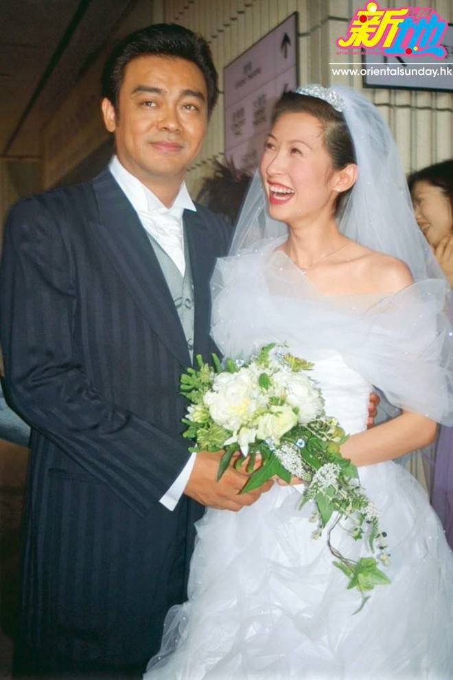 Quách Ái Minh chia sẻ năm 1993, cả hai sang Mỹ để Lưu Thanh Vân ra mắt bố mẹ vợ. Trên máy bay, nam diễn viên ra tối hậu thư: "Hoặc là em đồng ý lấy anh, hoặc là anh mở cửa sổ". Hoa hậu Hong Kong đùa rằng lúc đó cô đồng ý vì tính mạng của hành khách trên máy bay. Cũng tại Mỹ, cặp đôi đăng ký kết hôn nhưng đến năm 1998, họ mới tổ chức lễ cưới.